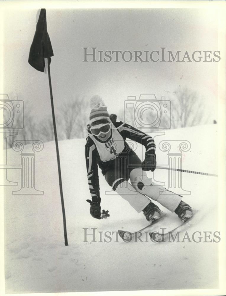 1983 Press Photo Skiier Makes a Turn After Passing The Flag - mjc20382 - Historic Images