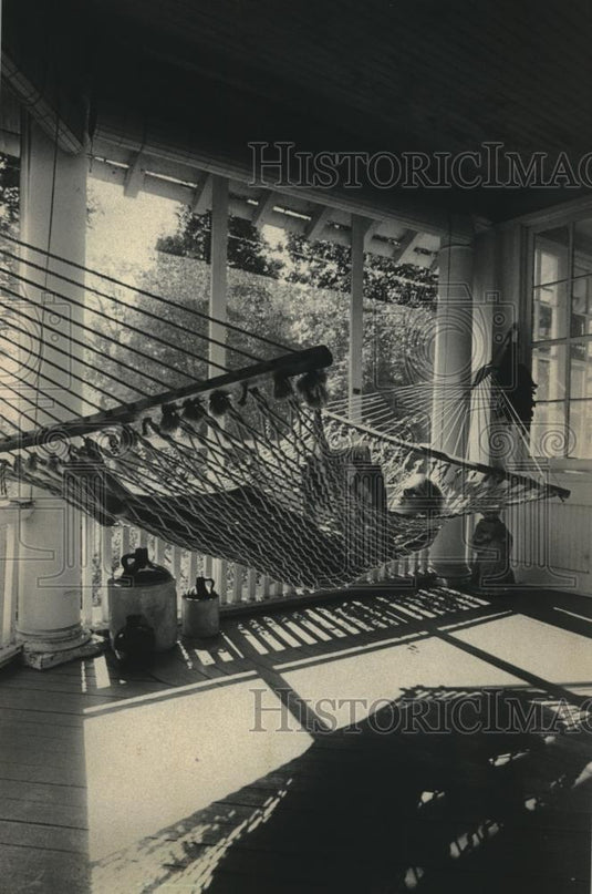 1983 Press Photo Woman Enjoying Summer Sun and Reading a Magazine on a Hammock - Historic Images