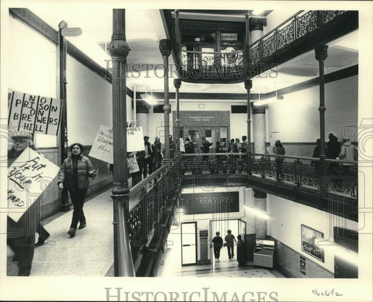 1983 Press Photo Brewers Hill residents protest at City Hall, Milwaukee - Historic Images
