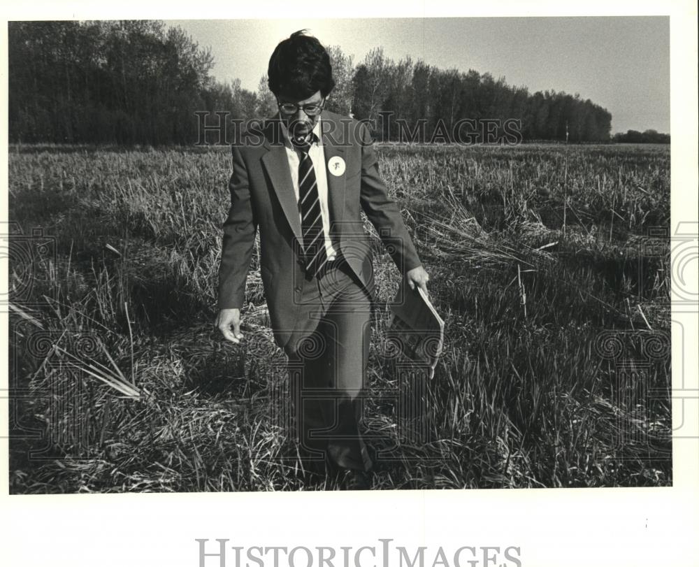 1983 Press Photo Madison Mayor Joe Sensenbrenner Sloshes Through Mud Lake Marsh - Historic Images