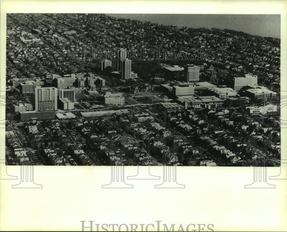 1983 Press Photo Aerial view University of Wisconsin - Milwaukee, Lake Michigan. - Historic Images