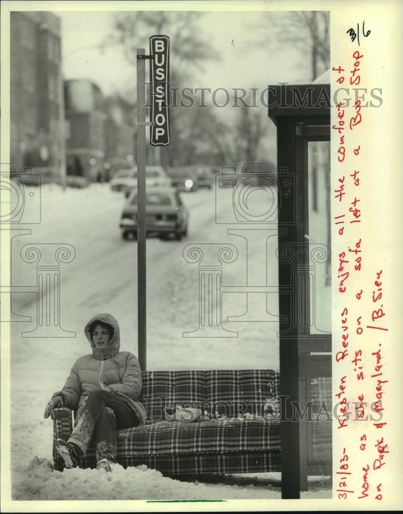 1983 Press Photo Kirsten Reeves sat on an abandoned sofa, Milwaukee - mjc17546 - Historic Images