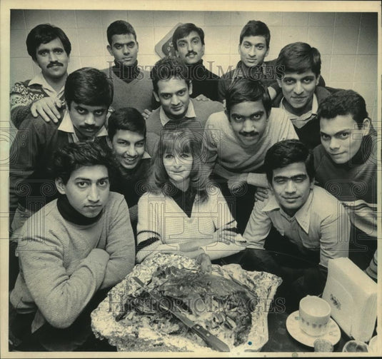 1983 Press Photo Wendy Miller shared Thanksgiving meal with Indian marine cadets - Historic Images