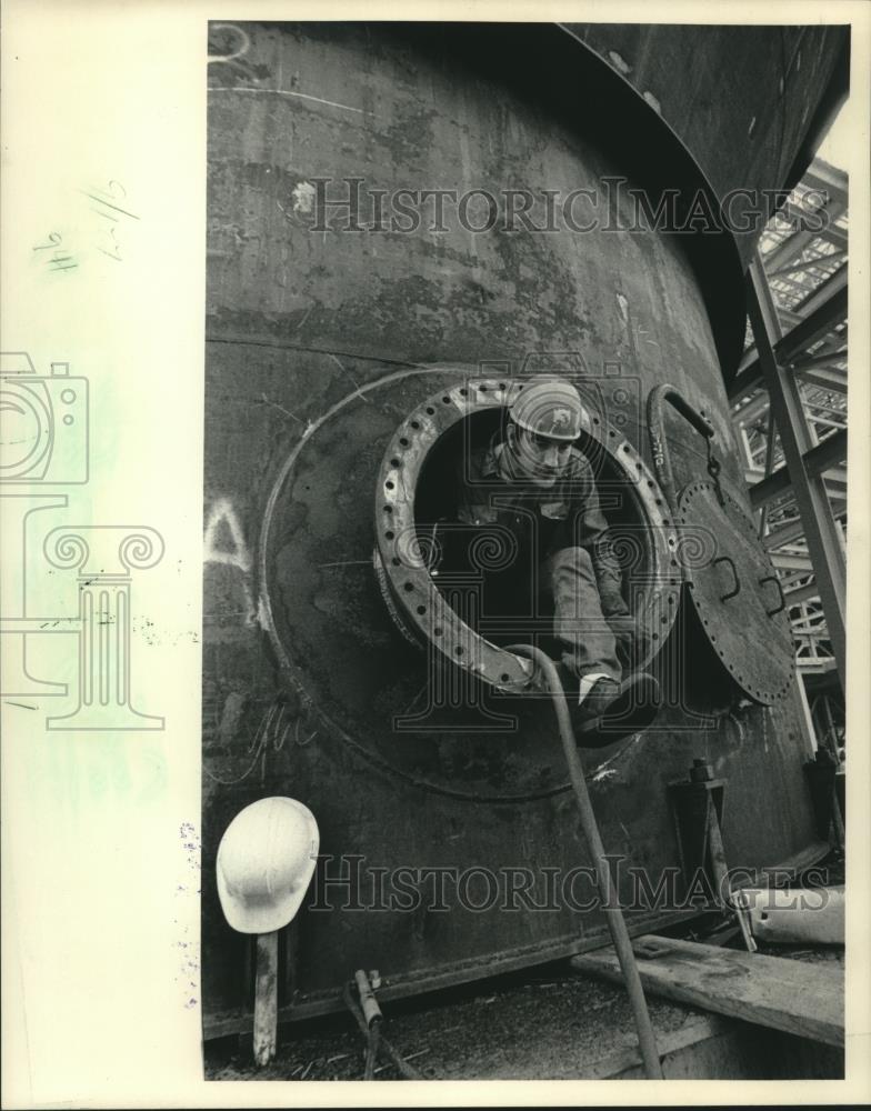 1983 Press Photo Tom Williams emerged from a tank used in pulp-making process - Historic Images