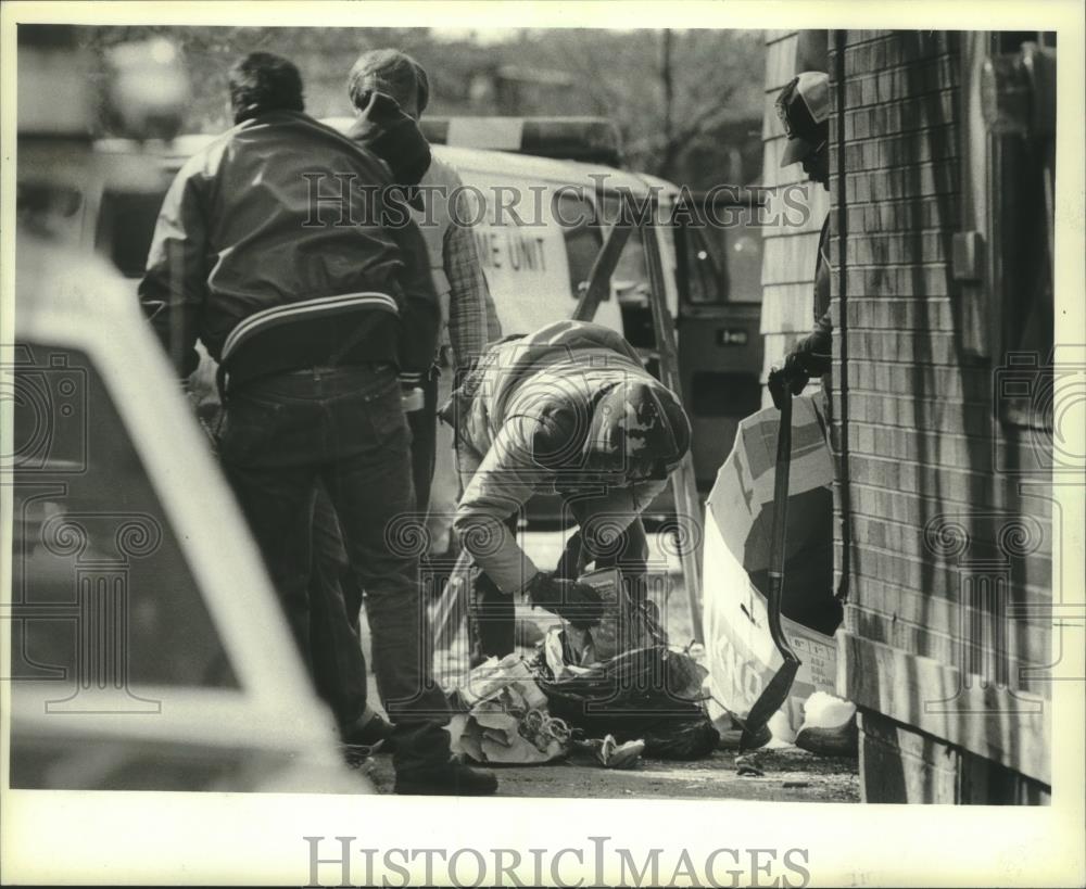 1983 Press Photo Police searched for evidence Tuesday near a home in Racine - Historic Images