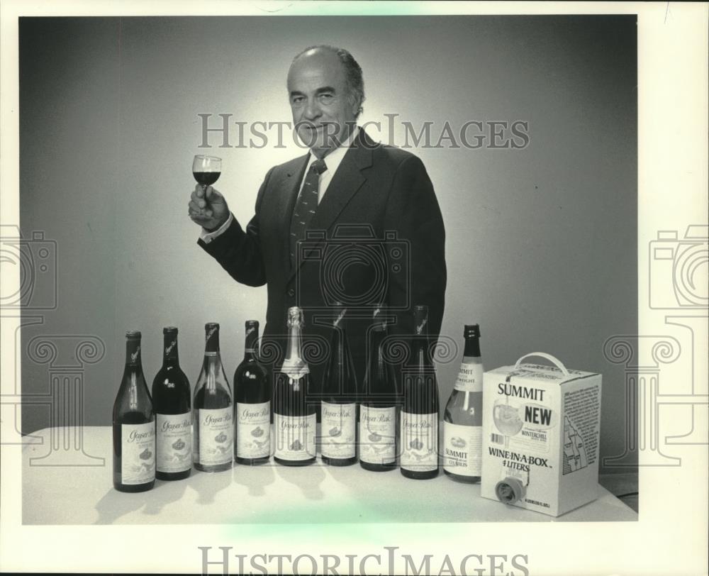 1983 Press Photo Henry Trione, tastes his Geyser Peak wine, Milwaukee. - Historic Images