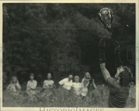 1983 Press Photo Red-tailed Hawk released in wild Schlitz Audubon Center Bayside - Historic Images