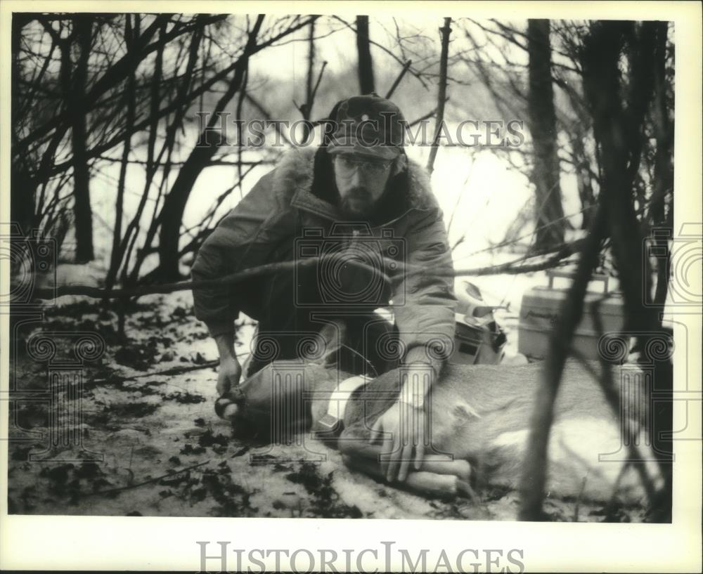 1983 Press Photo Scott Diehl and tranquilized doe Schlitz Audubon Center Bayside - Historic Images