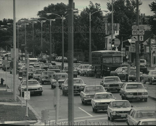 1983 Press Photo Rush hour traffic in Milwaukee, Wisconsin - mjc20994 - Historic Images