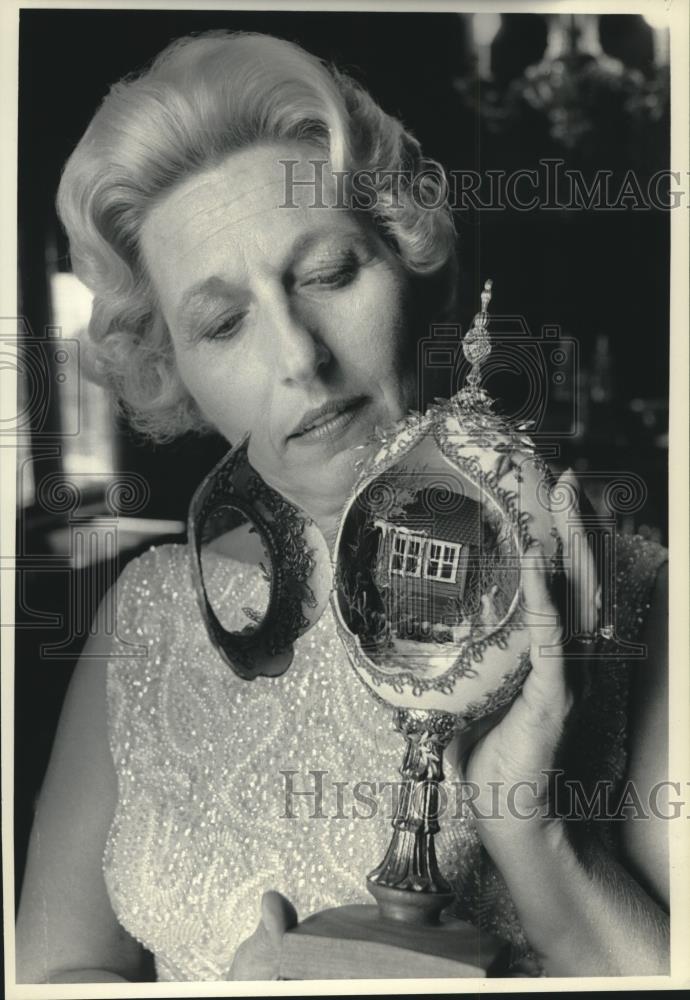 1984 Press Photo Artist Donna Runge Displays Eggs at Art Museum in Milwaukee - Historic Images