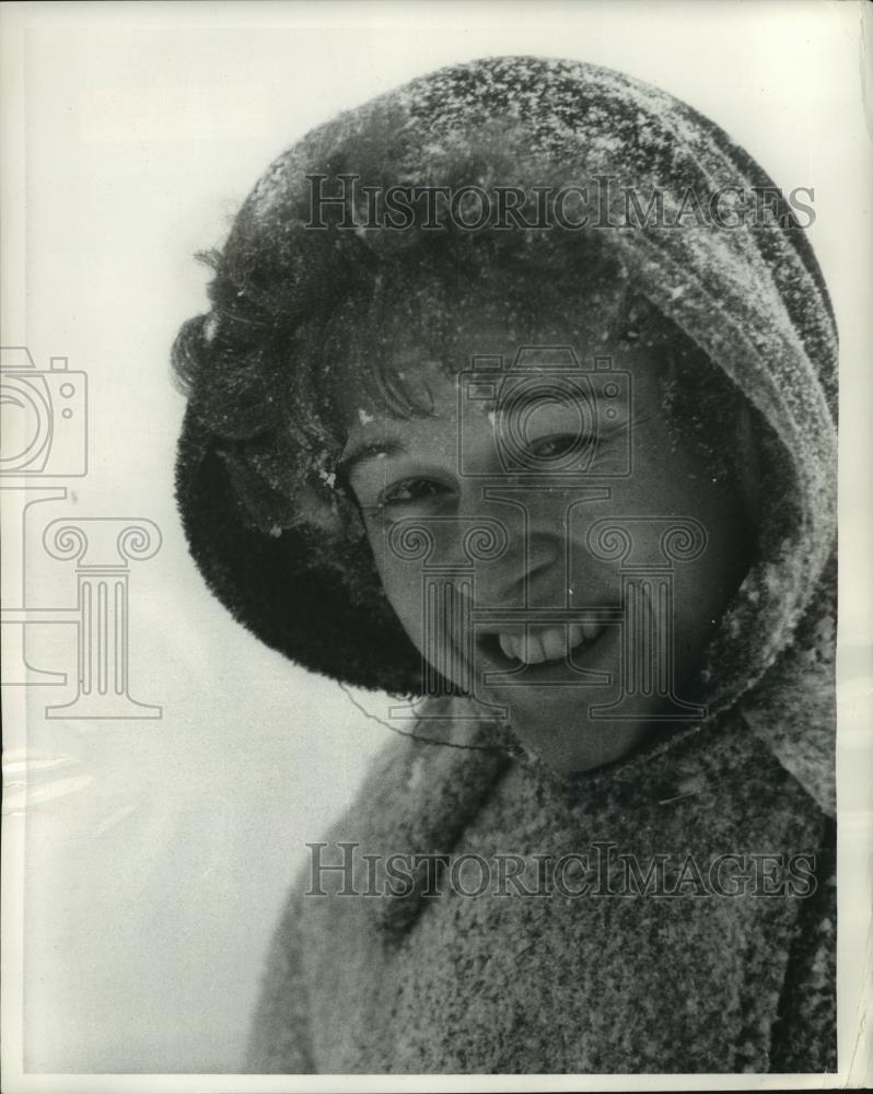 1984 Press Photo Judith King is covered with snow on a walk to lake, Milwaukee - Historic Images