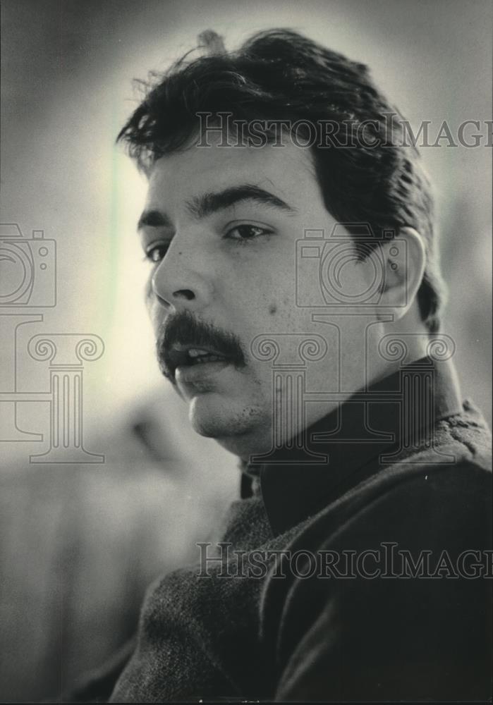 1984 Press Photo Dan P. Vega, social worker at Milwaukee Psychiatric Hospital - Historic Images