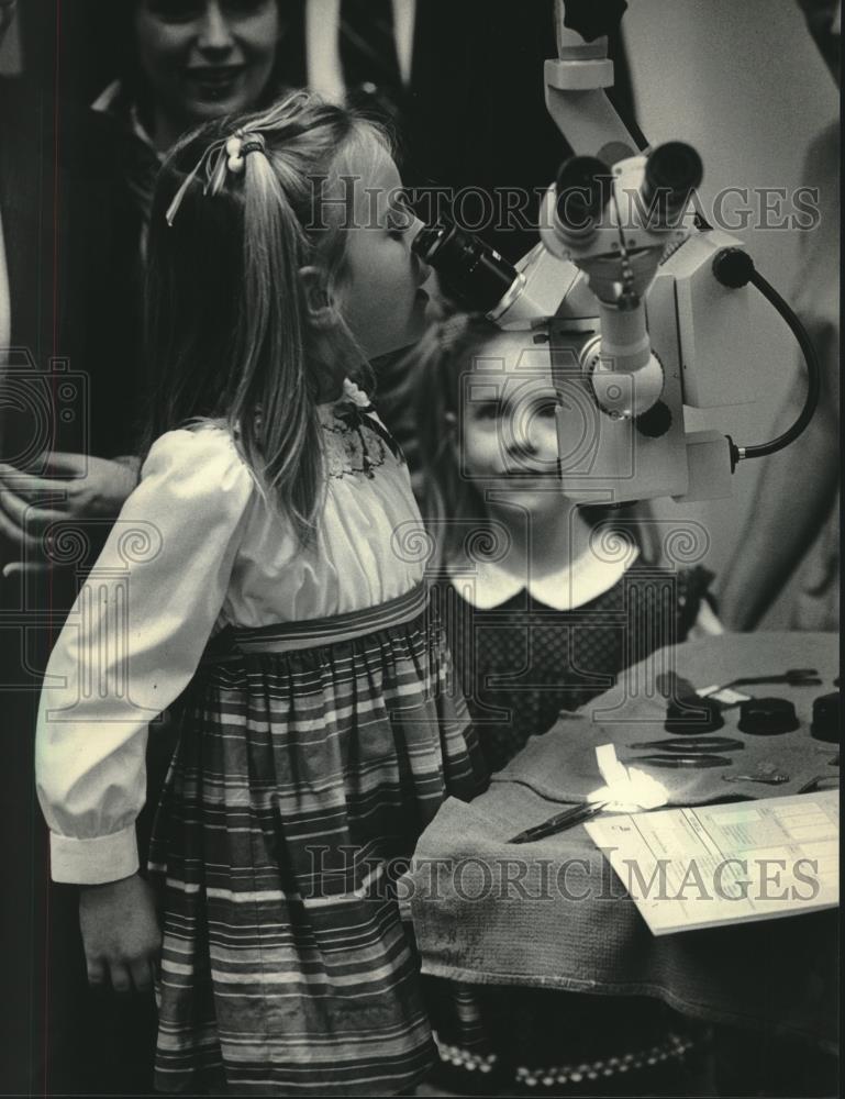 1984 Press Photo Sara Kobussen of Oconomowoc, Wisconsin looks through eye scope - Historic Images