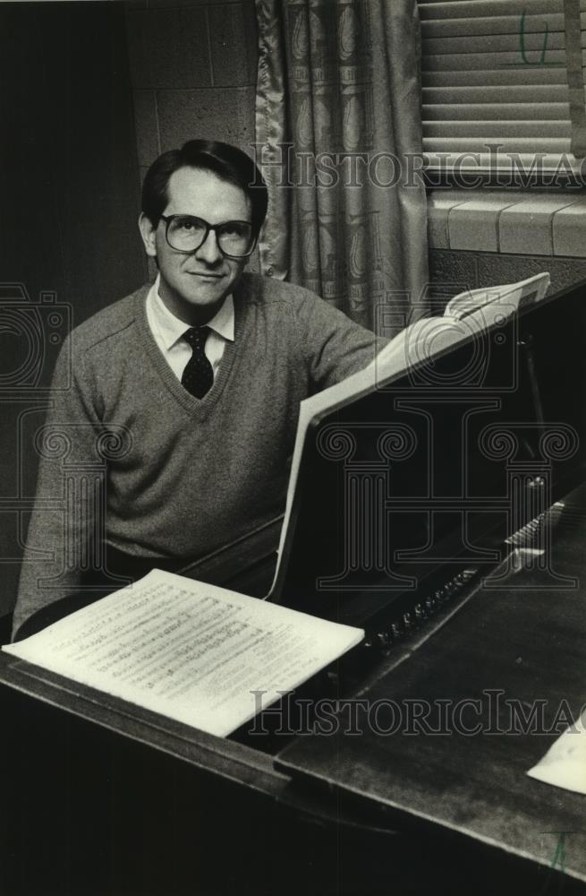 1984 Press Photo Kyle Stewart assistant professor of music at Alverno College - Historic Images