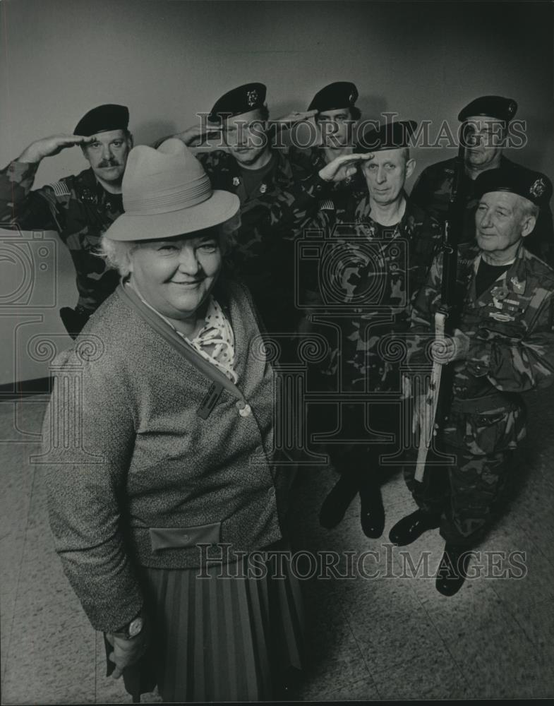 1984 Press Photo Florence Selbo saluted by Fidler&#39;s Green Berets, Wisconsin - Historic Images