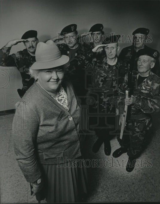 1984 Press Photo Florence Selbo saluted by Fidler's Green Berets, Wisconsin - Historic Images