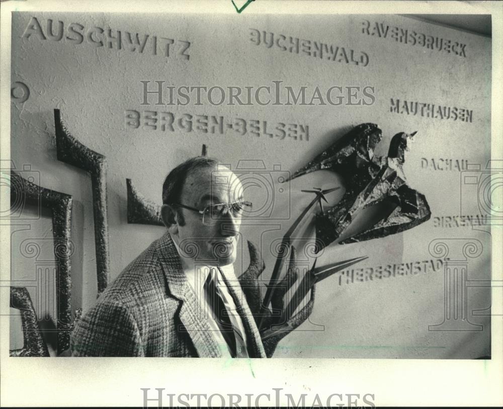 1984 Press Photo Rabbi Herbert G. Panitch at Holocaust Memorial, Glendale - Historic Images