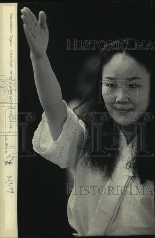 1985 Press Photo Kayoko Shiraishi, Japanese actress, shows exercise in Milwaukee - Historic Images