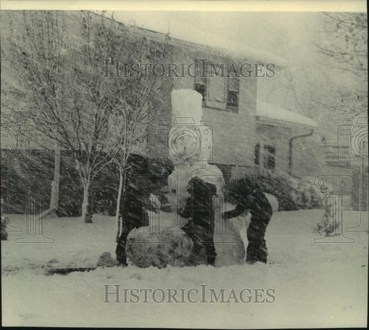 1985 Press Photo Children building a snow man in Waukesha County, Wisconsin - Historic Images
