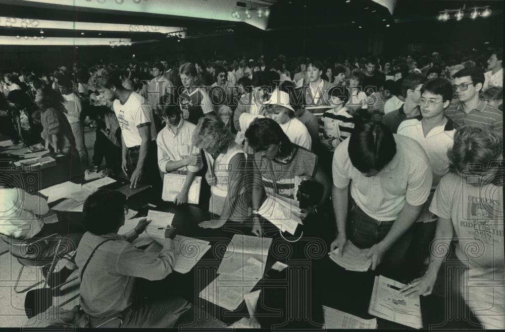 1985 Press Photo UW-Milwaukee students line up for registration - mjc20026 - Historic Images