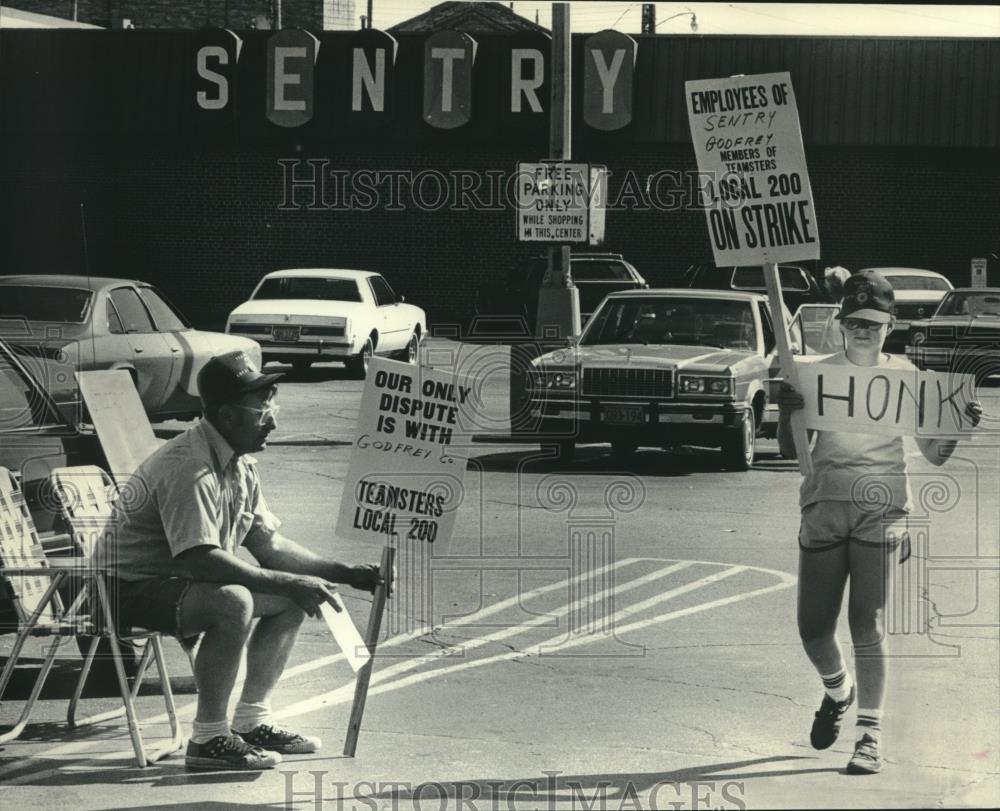 1985 Press Photo Donald Hackel and son with picket sign during strike, Milwaukee - Historic Images