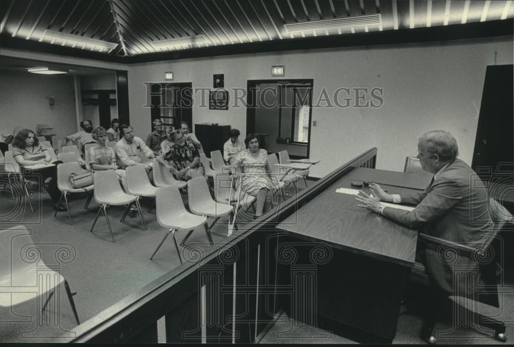 1985 Press Photo Rep. F. James Sensenbrenner Jr. tackle issues at Whitefish Bay - Historic Images