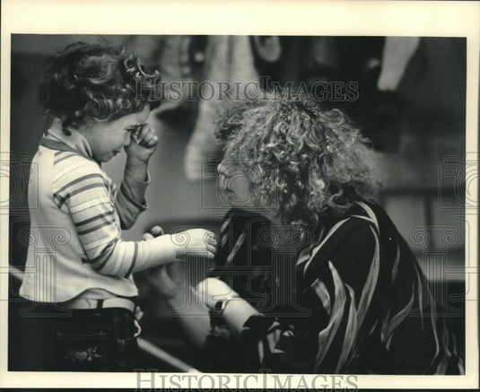 1985 Press Photo Diana & Monel Schroder at Urban Day School - mjc18785 - Historic Images