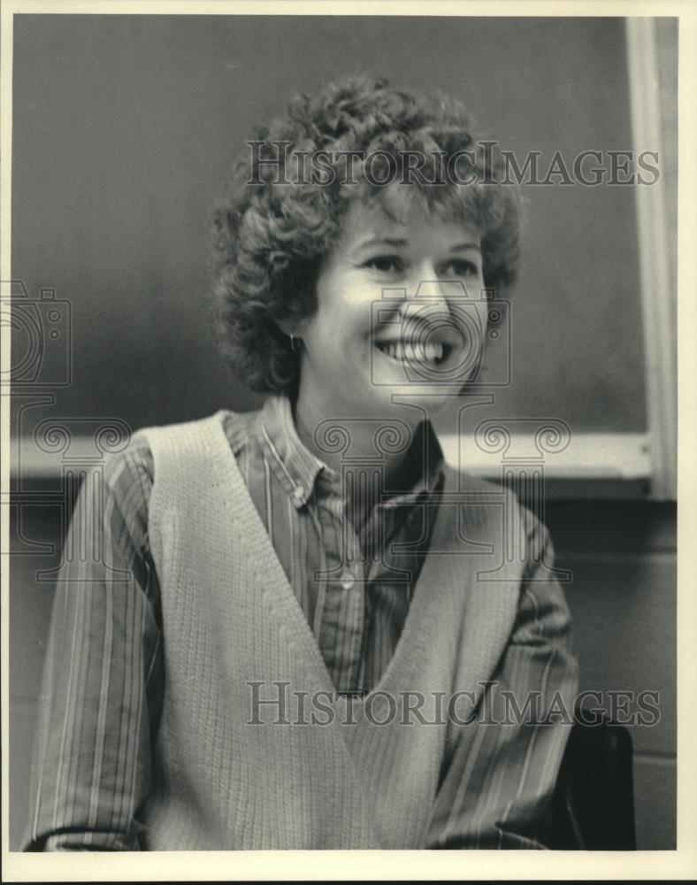 1985 Press Photo Carol Schroder, teacher at West Bend High School, Wisconsin - Historic Images