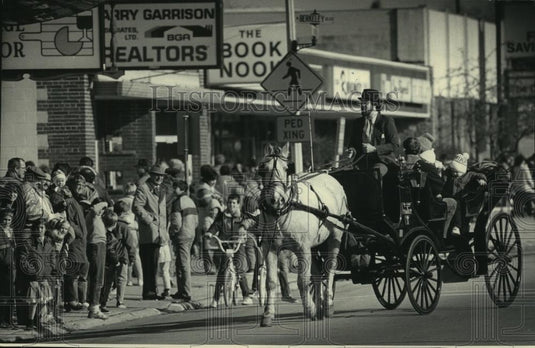1985 Press Photo Michael Schaut driving horse carriage in Whitefish Bay, WI - Historic Images