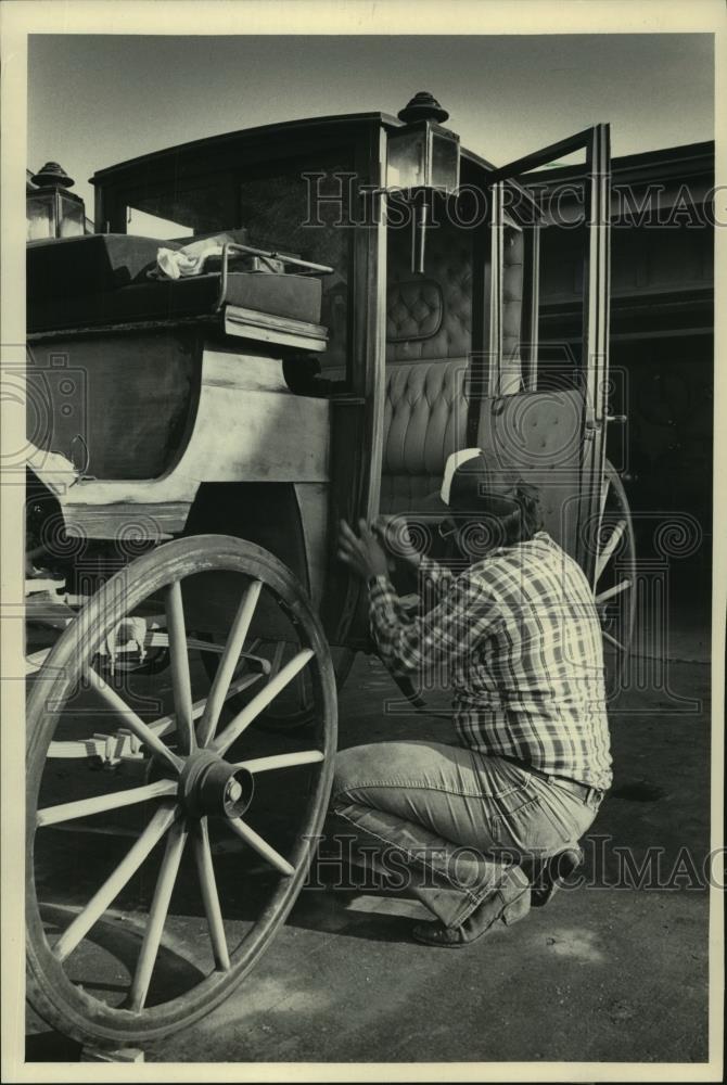 1985 Press Photo Mike Crowley works on carriage for horse &amp; carriage trade - Historic Images