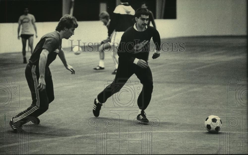 1986 Press Photo Tim Alioto makes move with the ball at Bavarians practice - Historic Images
