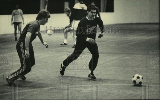 1986 Press Photo Tim Alioto makes move with the ball at Bavarians practice - Historic Images