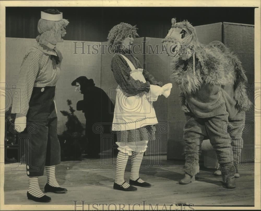 1986 Press Photo Actresses with Schoolhouse Players perform Raggedy Ann and Andy - Historic Images