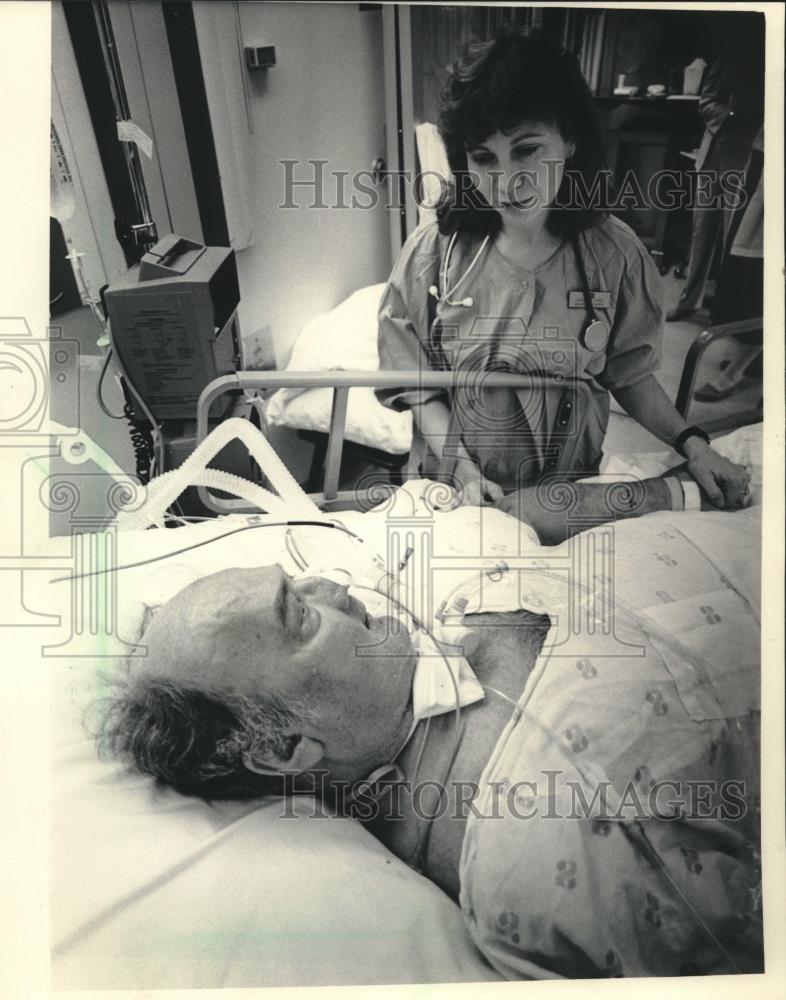 1986 Press Photo Nurse with a patient in hospital - mjc20445 - Historic Images