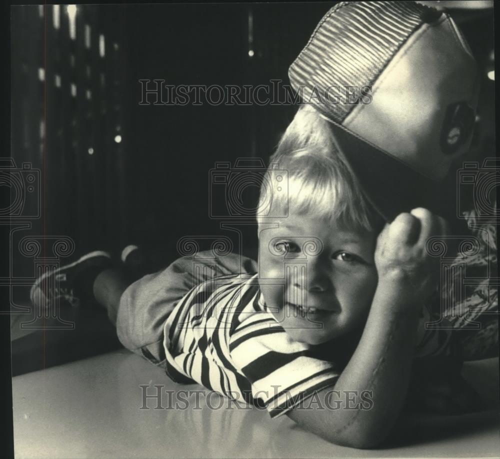 1986 Press Photo Michael Troche, 3, shown on recent visit to Children&#39;s Hospital - Historic Images