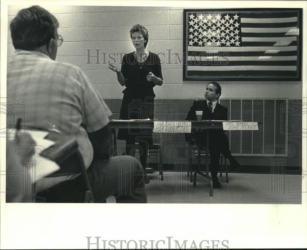 1986 Press Photo Democratic candidate Joan Rudnitzki speaks at candidate forum - Historic Images