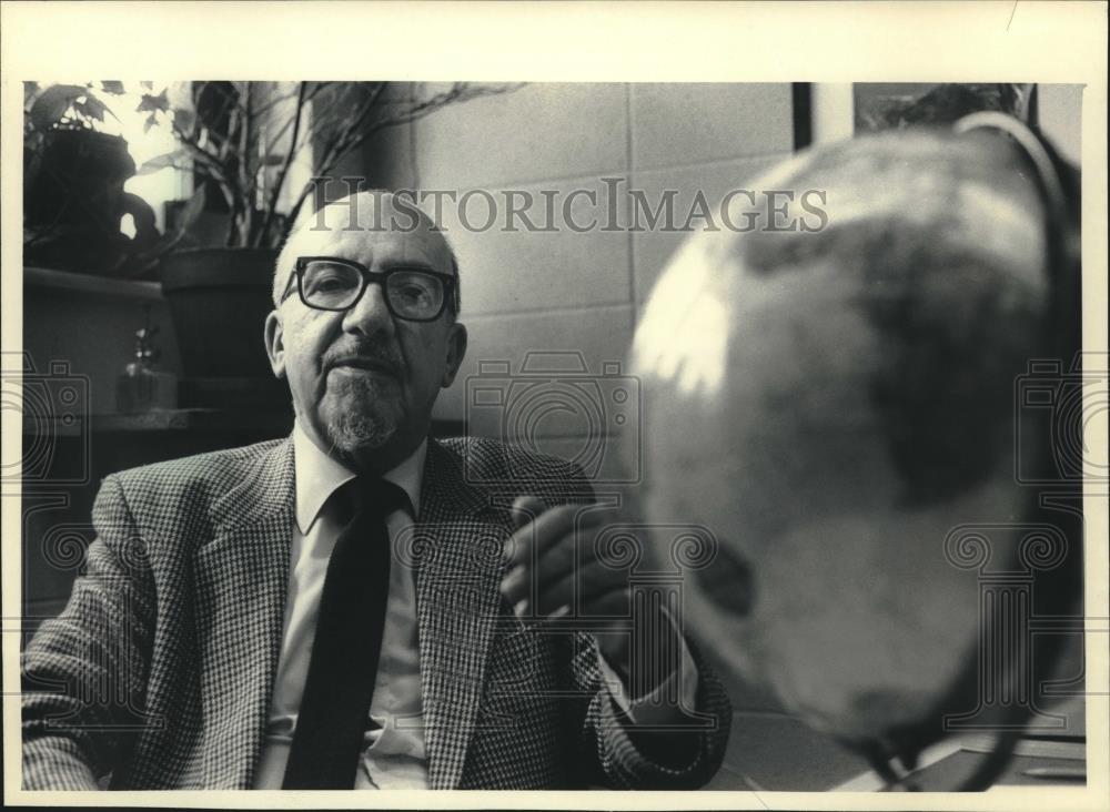 1986 Press Photo James Torres, University of Wisconsin River Falls professor - Historic Images