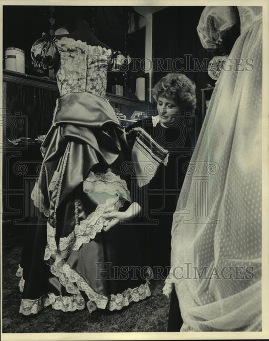 1986 Press Photo Former Wisconsin Tree Secretary Dori Anderson Works With Dress - Historic Images