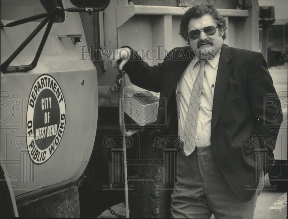 1986 Press Photo James Schlosser at West Bend Public Works in Milwaukee. - Historic Images