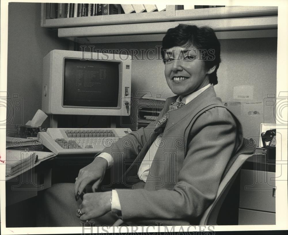 1986 Press Photo Technical Writer Charlotte Ruenzel of A.O. Smith In Milwaukee - Historic Images