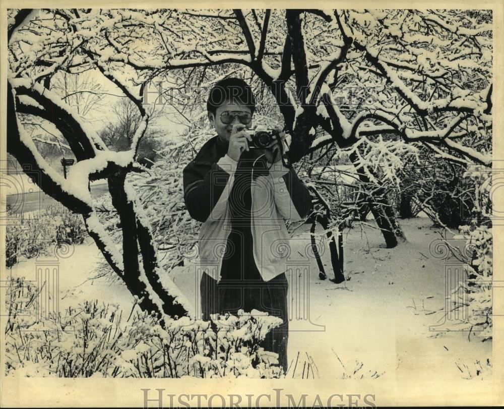 1986 Press Photo Alongkorn Deewong captures winter scenes in Milwaukee. - Historic Images