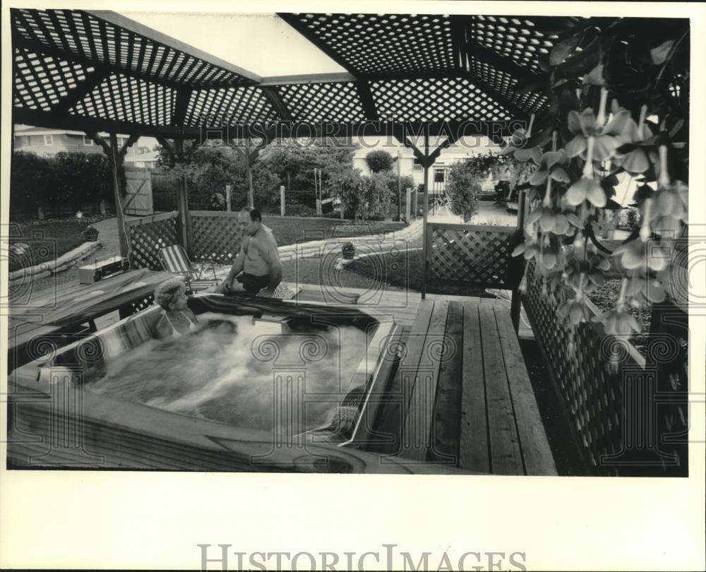 1986 Press Photo Oscar and Crace Schelman in their back yard hot tub, Milwaukee - Historic Images