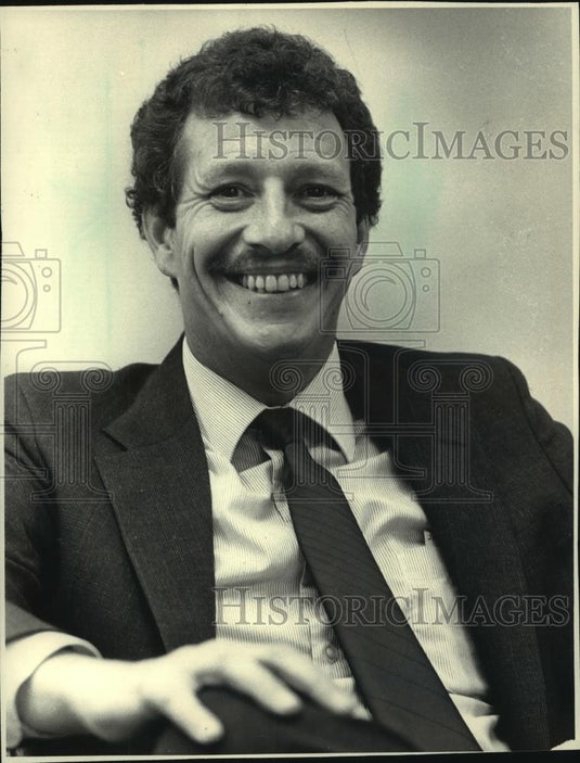 1986 Press Photo "Paternity Ward" Columnist, D.L. Stewart, in Milwaukee - Historic Images
