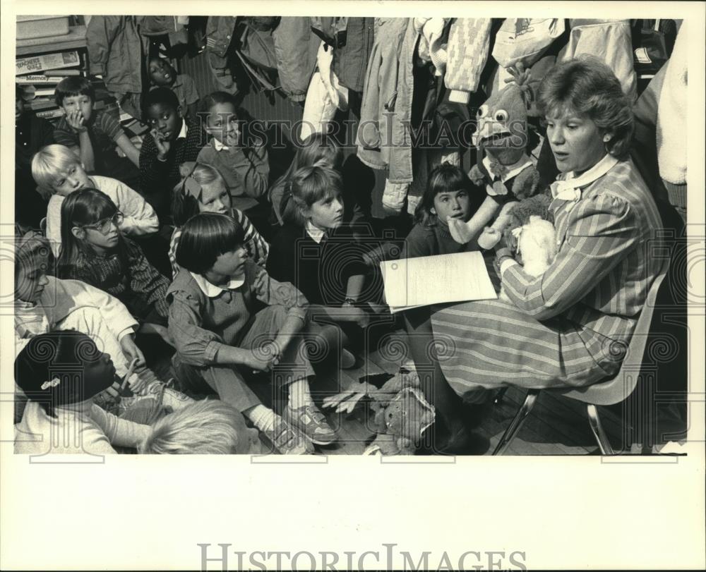 1986 Press Photo Mary Wilde presents United Way&#39;s BABES program to third-graders - Historic Images