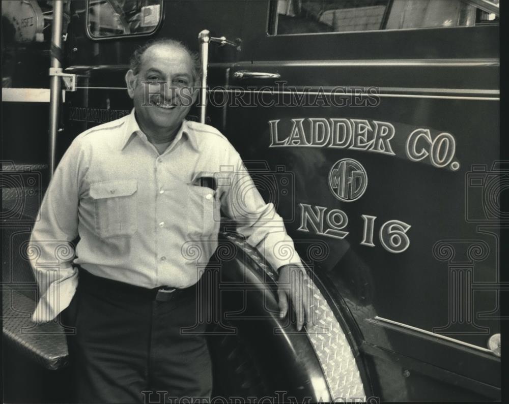 1986 Press Photo Milwaukee Firefighter Gustavo Valdovinos Next to Fire Truck - Historic Images