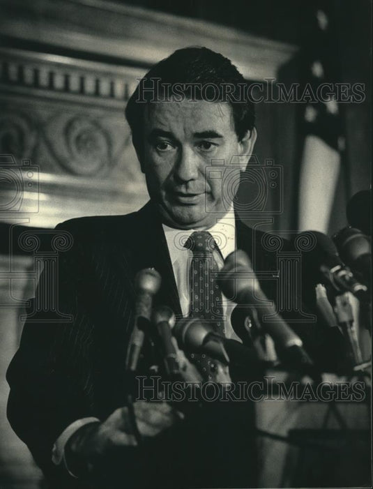 1986 Press Photo Tommy Thompson governor, fields questions at press conference. - Historic Images