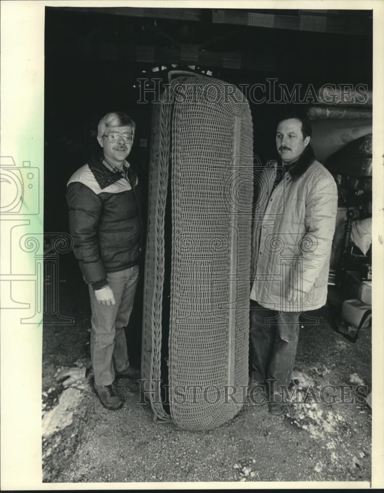 1986 Press Photo Owners of Schmidt, Schulta Inc. with body basket, Wittenberg - Historic Images