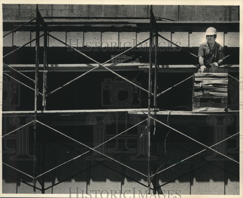 1986 Press Photo Construction worker at UW-Milwaukee Library remodeling - Historic Images