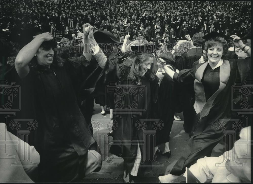 1986 Press Photo UW Madison students dance to Budweiser beer song - mjc15266 - Historic Images