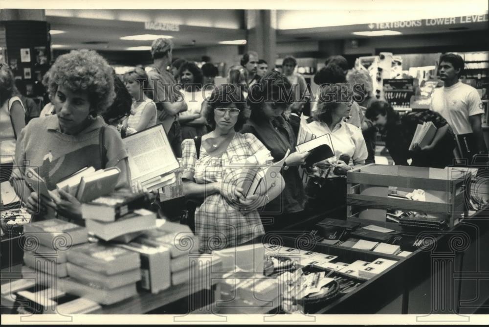 1986 Press Photo Students wait in the UW book store for supplies, Wisconsin. - Historic Images